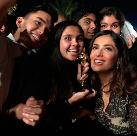 Salma Hayek ganha prêmio Oscar em Dubai 