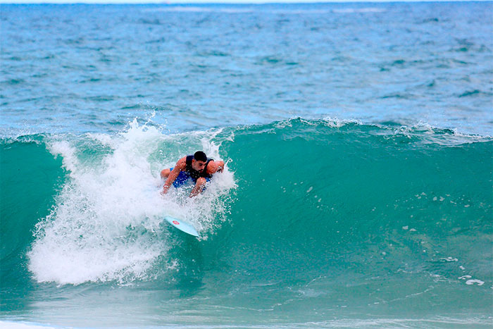 Cauã Reymond mostra habilidades do surfe