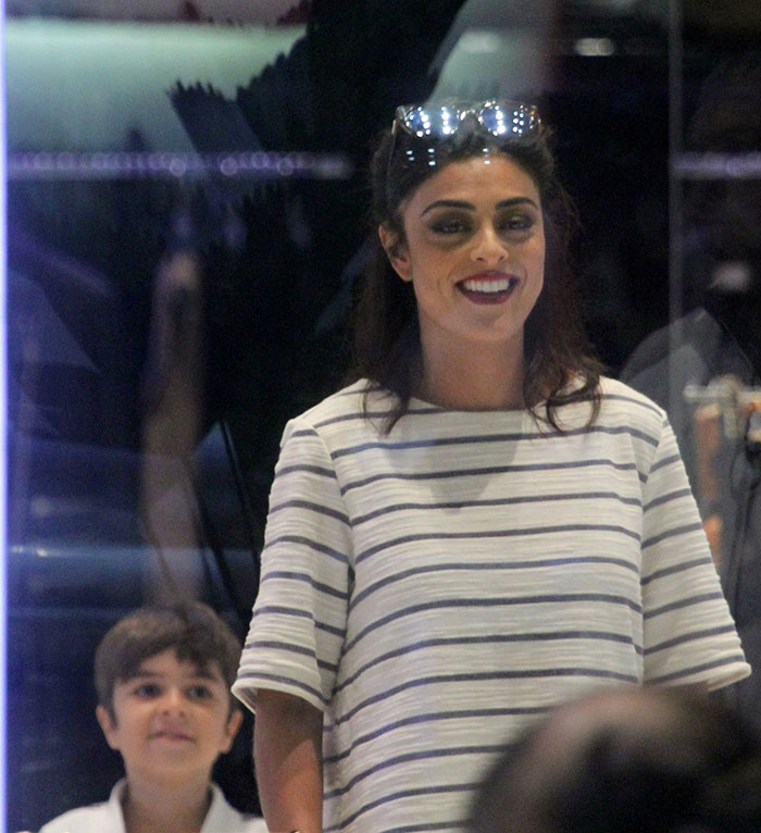 Filho de Juliana Paes esbanja fofura em passeio