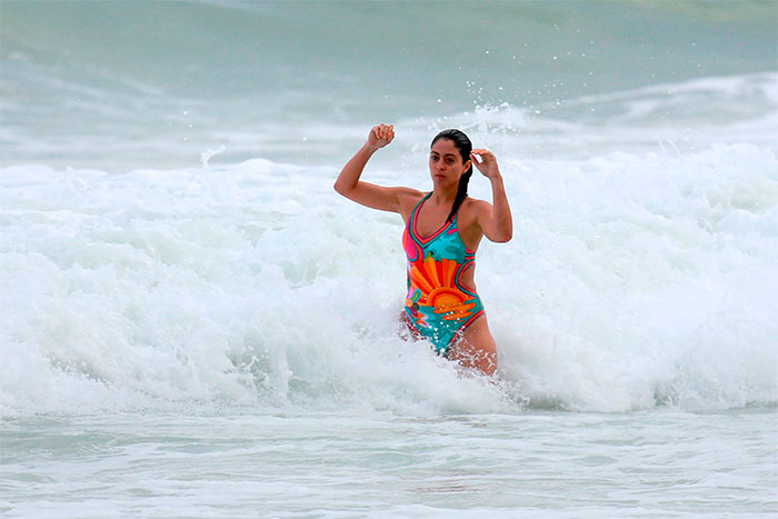 Antes de estreia de novela, Carol Castro curte praia no Rio