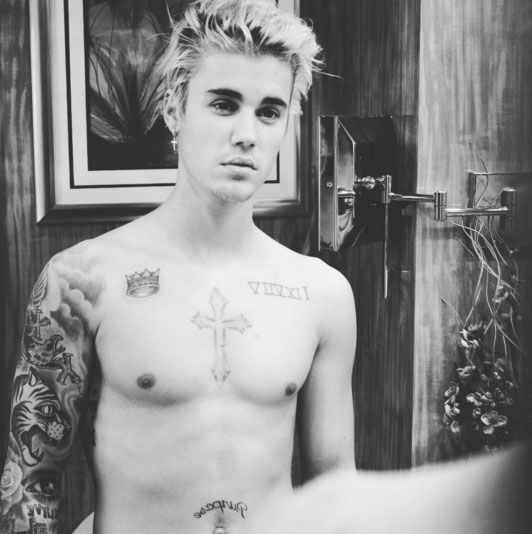 Justin Bieber ostenta gominhos e 'entradas' no abdômen 