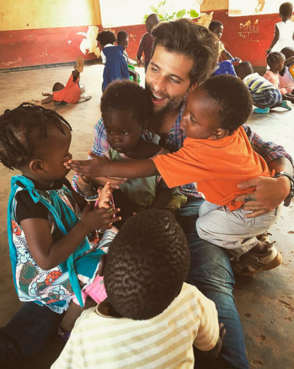 Bruno Gagliasso brinca com crianças carentes na África