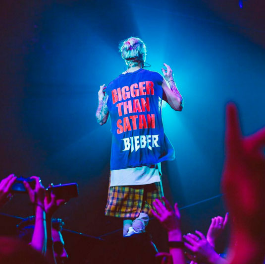 Justin Bieber usa camiseta polêmica: 'Maior que Satã' 