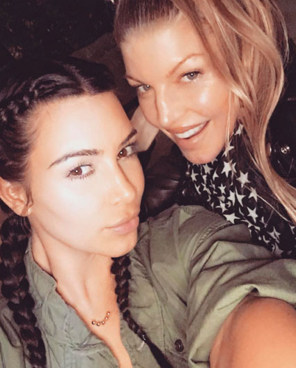 Amigas! Kim Kardashian coloca papo em dia com Fergie