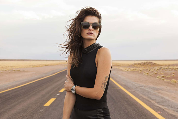  Isabeli Fontana transforma o deserto em paraíso em ensaio