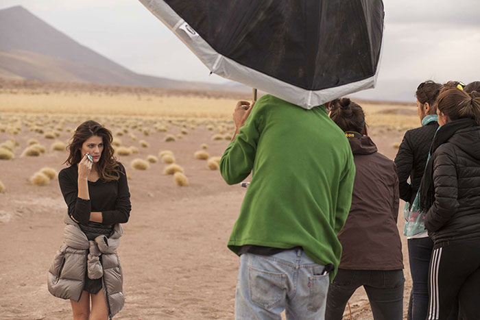  Isabeli Fontana transforma o deserto em paraíso em ensaio