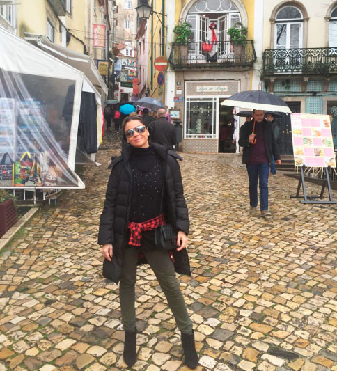 Chuva não impede Giovanna Antonelli de passear em Portugal