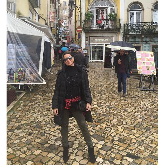 Giovanna Antonelli curte passeio na chuva, em Sintra, Lisboa