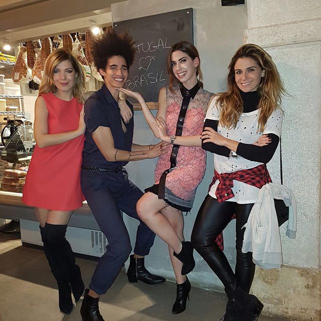 Giovanna Antonelli encontra amigos na Pizzeria ZeroZero, em Portugal