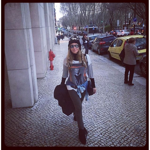 Giovanna Antonelli caminha pelas ruas de Portugal