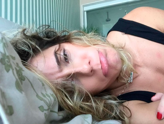 Deborah Secco 'reclama' de gripe com careta na internet