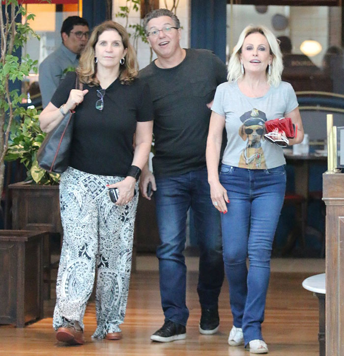 Ana Maria Braga tira fotos com fãs após almoço com Boninho