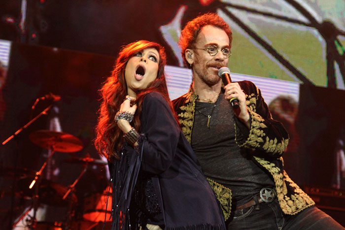 Mariana Rios e Juliana Paiva se esbaldam em show de rock