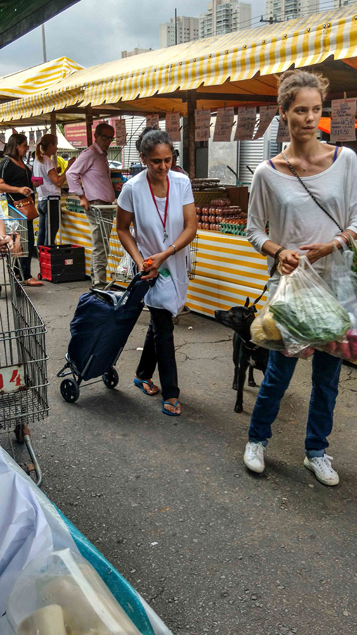 Gente como a gente! Laura Neiva faz compras na feira