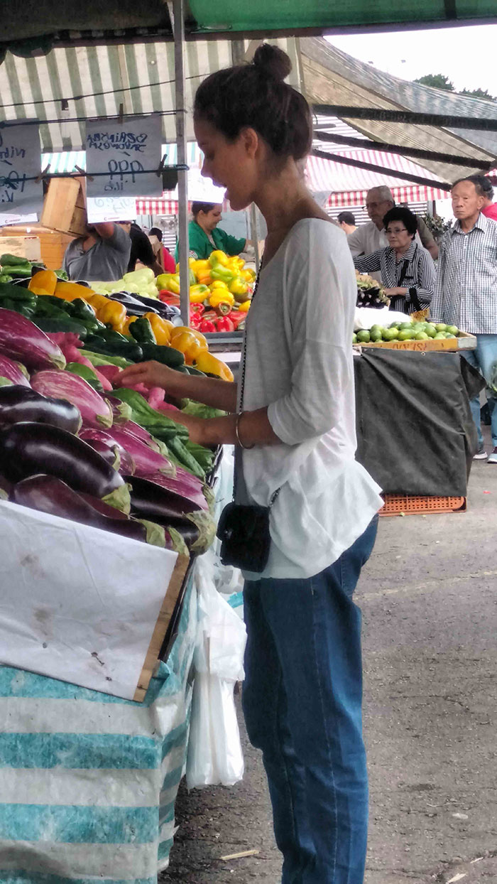 Gente como a gente! Laura Neiva faz compras na feira