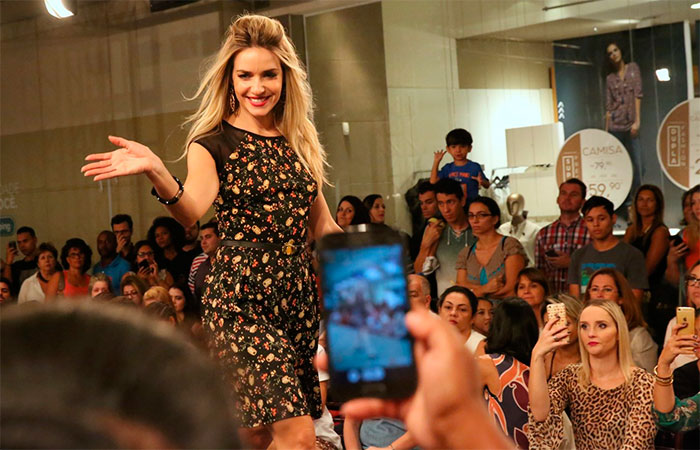 Monique Alfradique arrasa em desfile com pernões de fora