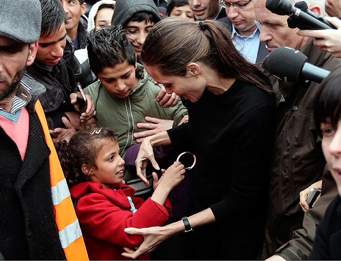 Angelina Jolie visita refugiados sírios na Grécia 