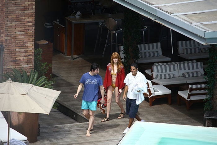 Estilosa, Florence Welch curte hotel no Rio com o namorado