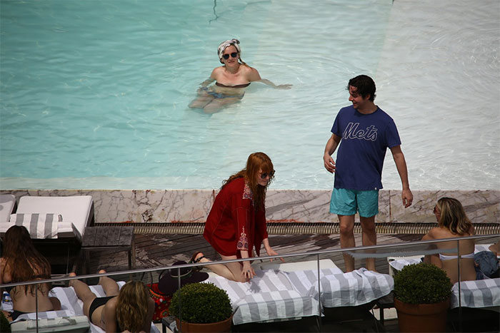 Estilosa, Florence Welch curte hotel no Rio com o namorado