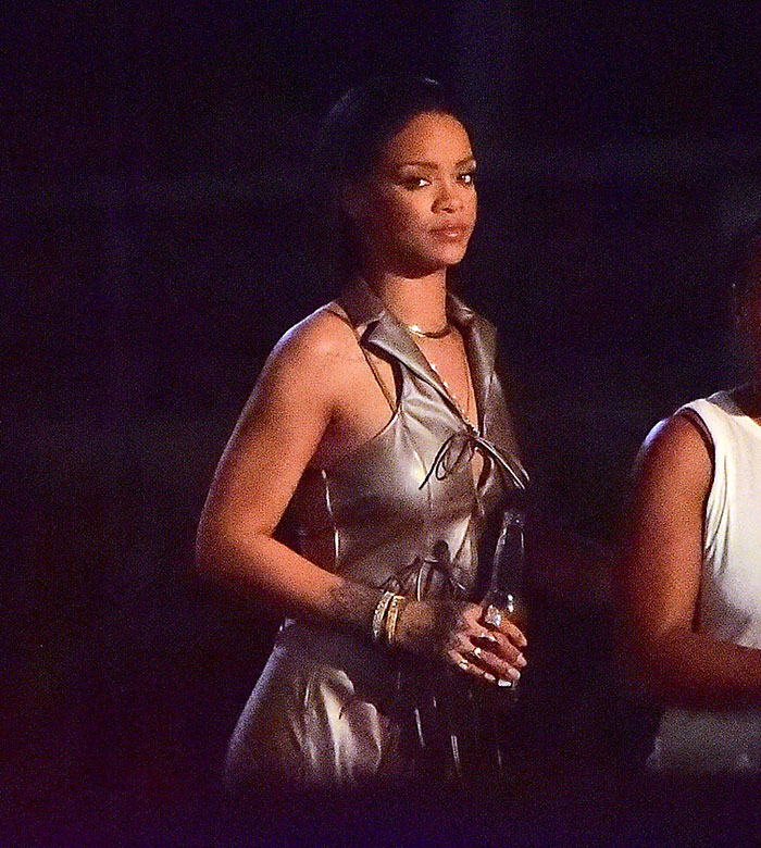 Rihanna empina o popozão em gravação de clipe