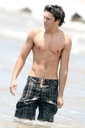 Quando curtia seu tempo livre nas praias americanas, Zac Efron, mesmo bem mais magro, fazia questão de mostrar o corpo definido