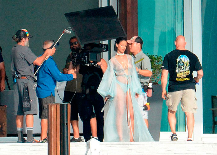  Uau! Rihanna grava clipe de topless e fio dental 