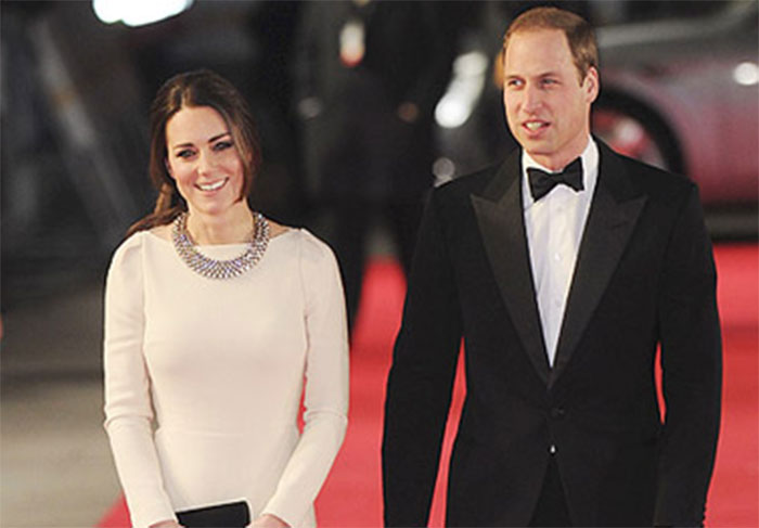Kate Middleton já era apaixonada por Príncipe William antes mesmo deles se conhecerem. Segundo os tabloides britânicos, a mãe da duquesa a colocou na mesma faculdade em que William estudava para que eles pudessem se conhecer. Além disso, fontes próximas à ela, contam que Kate tinha um poster do Príncipe em seu quarto