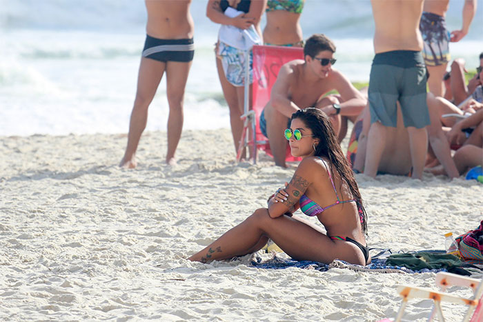 Aline Riscado é pura simpatia para curtir praia no Rio