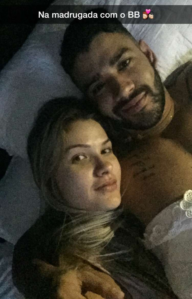 Andressa Suita posa agarradinha com Gusttavo Lima na cama