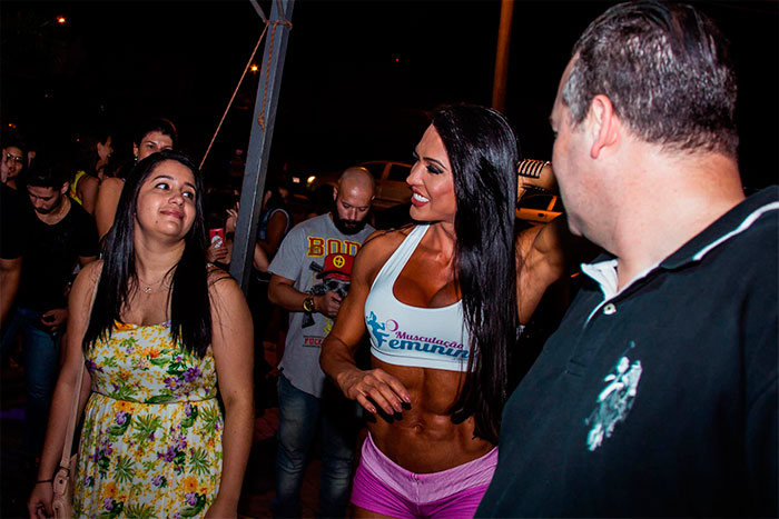  Gracyanne Barbosa arrasa na curvas em evento fitness