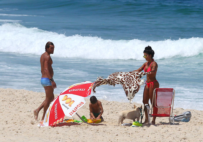 Aline Riscado curte dia de praia com o filho Nathan e com o ator Felipe Roque