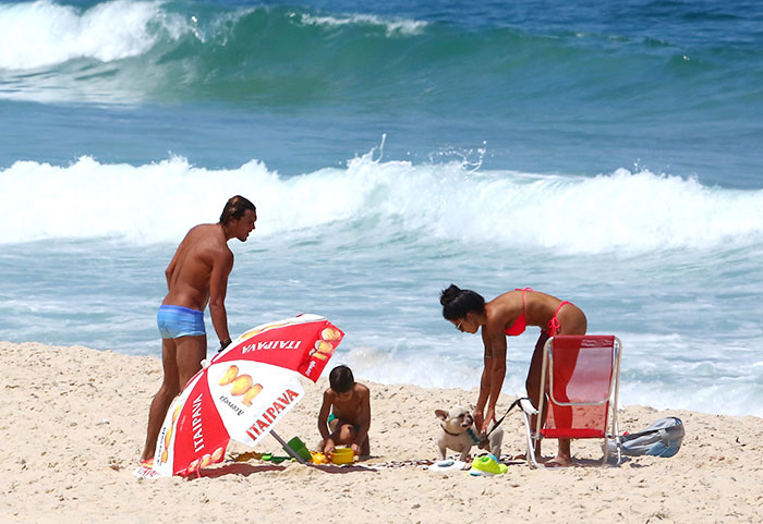 Aline Riscado curte dia de praia com ator Felipe Roque