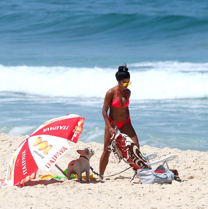 Aline Riscado se prepara para por o bronzeado em dia