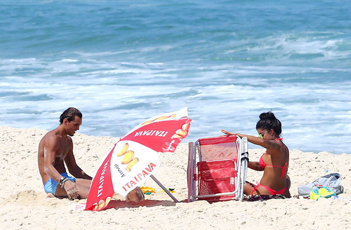 Aline Riscado e Felipe Roque curtem dia de praia