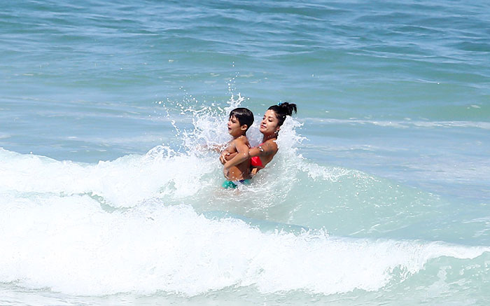 Aline Riscado se diverte com o filho Nathan no mar