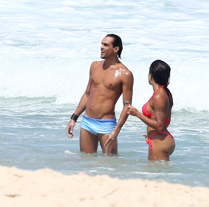 Aline Riscado e Felipe Roque se refrescam no mar