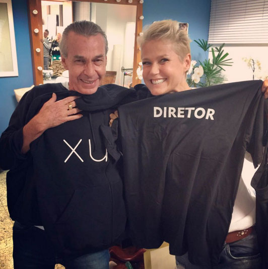  Após boa audiência de atração, Xuxa presenteia diretor