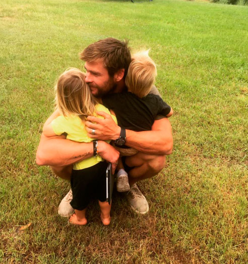 Chris Hemsworth esbanja fofura com os filhos gêmeos