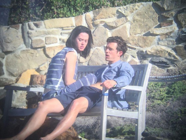 Katy Perry e Orlando Bloom trocam beijos em Malibu