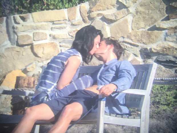 Katy Perry e Orlando Bloom trocam beijos em Malibu