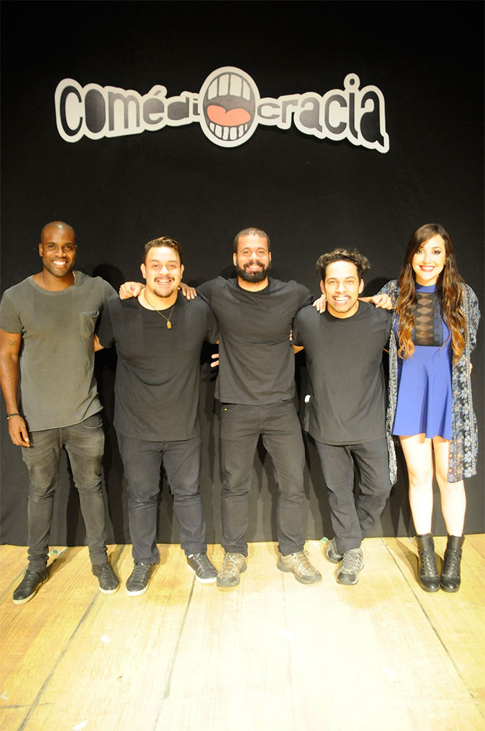 Guilherme Leicam confere peça de teatro no Rio