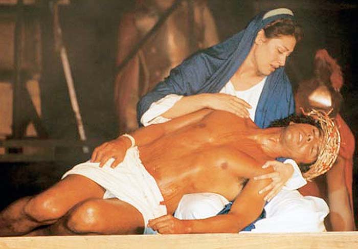 Marcos Palmeira e Maria Fernanda Cândido fazem a pose clássica de Pietà durante espetáculo da Paixão de Cristo, em João Pessoa, no Paraíba, no ano de 2001