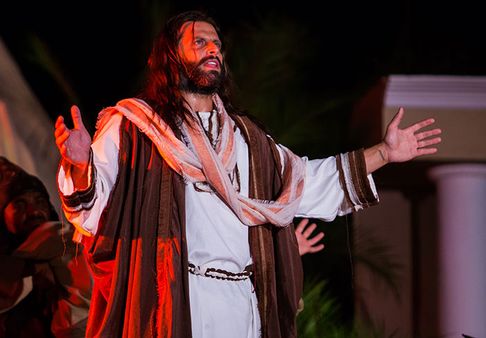 Henri Castelli vive Jesus no Auto da Paixão de Cristo em Cuiabá, MT