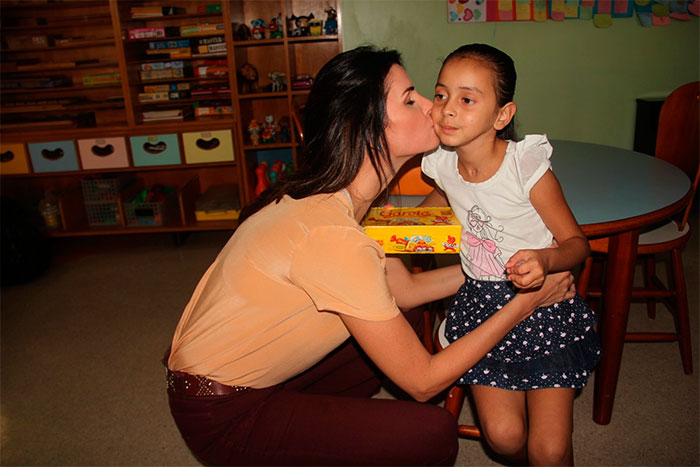 Lisandra Souto distribuiu chocolates para crianças