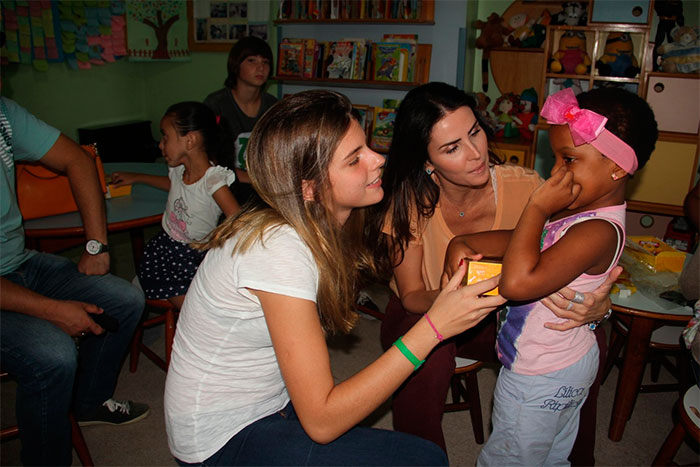 Lisandra Souto distribuiu chocolates para crianças