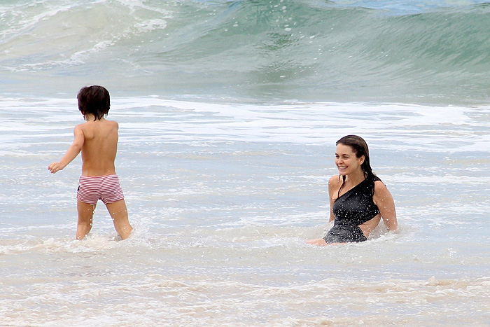 Claudia Abreu curte mergulho na praia com a família