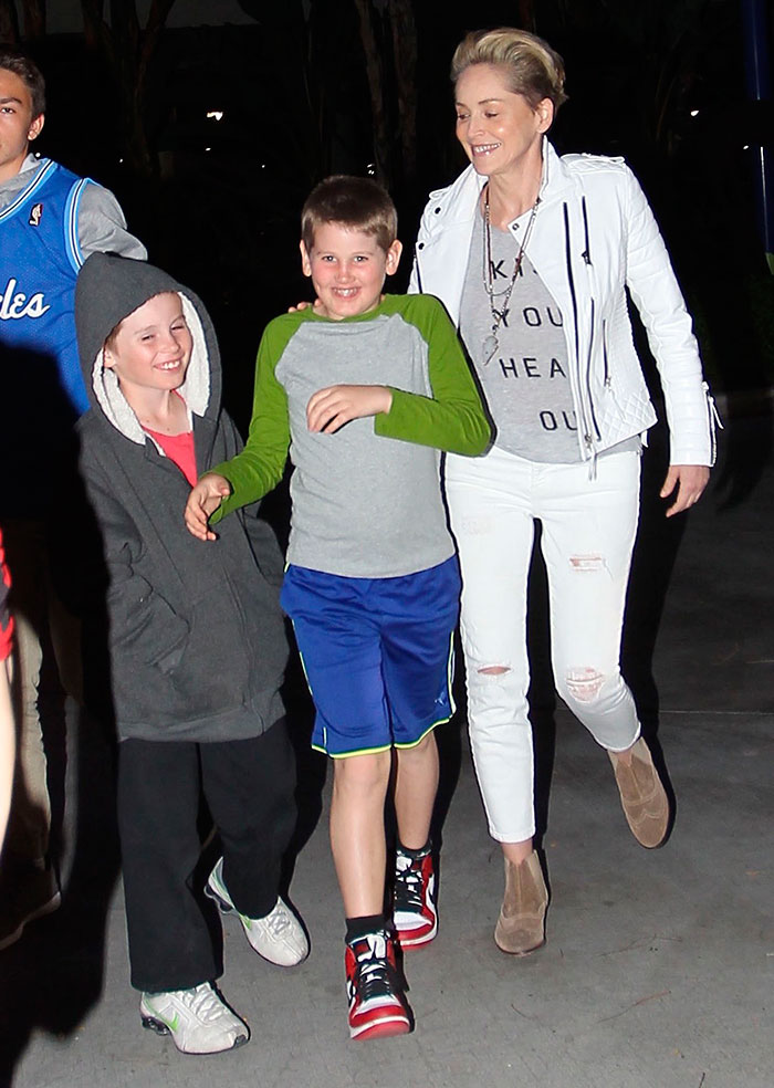 Sharon Stone curte jogo de basquete com os filhos