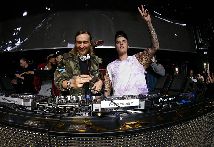 Justin Bieber curte noitada ao lado de David Guetta