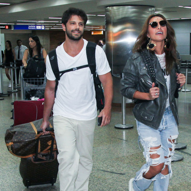 Sabrina Sato e Duda Nagle chegam juntos em aeroporto