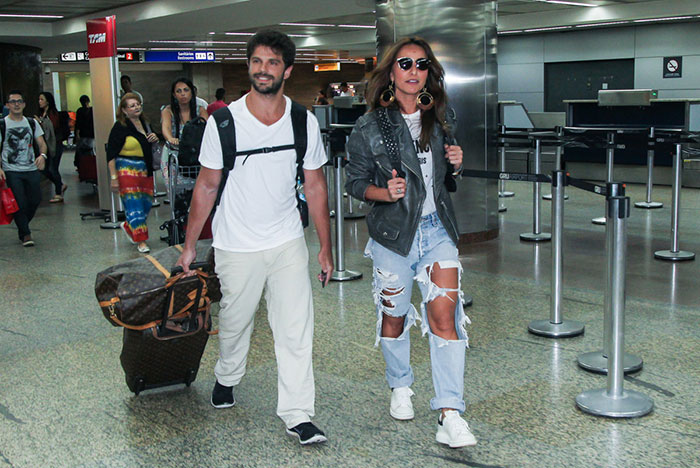 Sabrina Sato e Duda Nagle chegam juntos em aeroporto